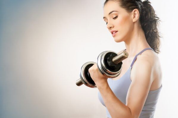 Physical exercise with dumbbells will help the process of losing 5 kg of weight in 7 days